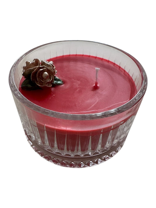 Handgefertigte Kerze mit speziellem Design und rosa Blumendetail